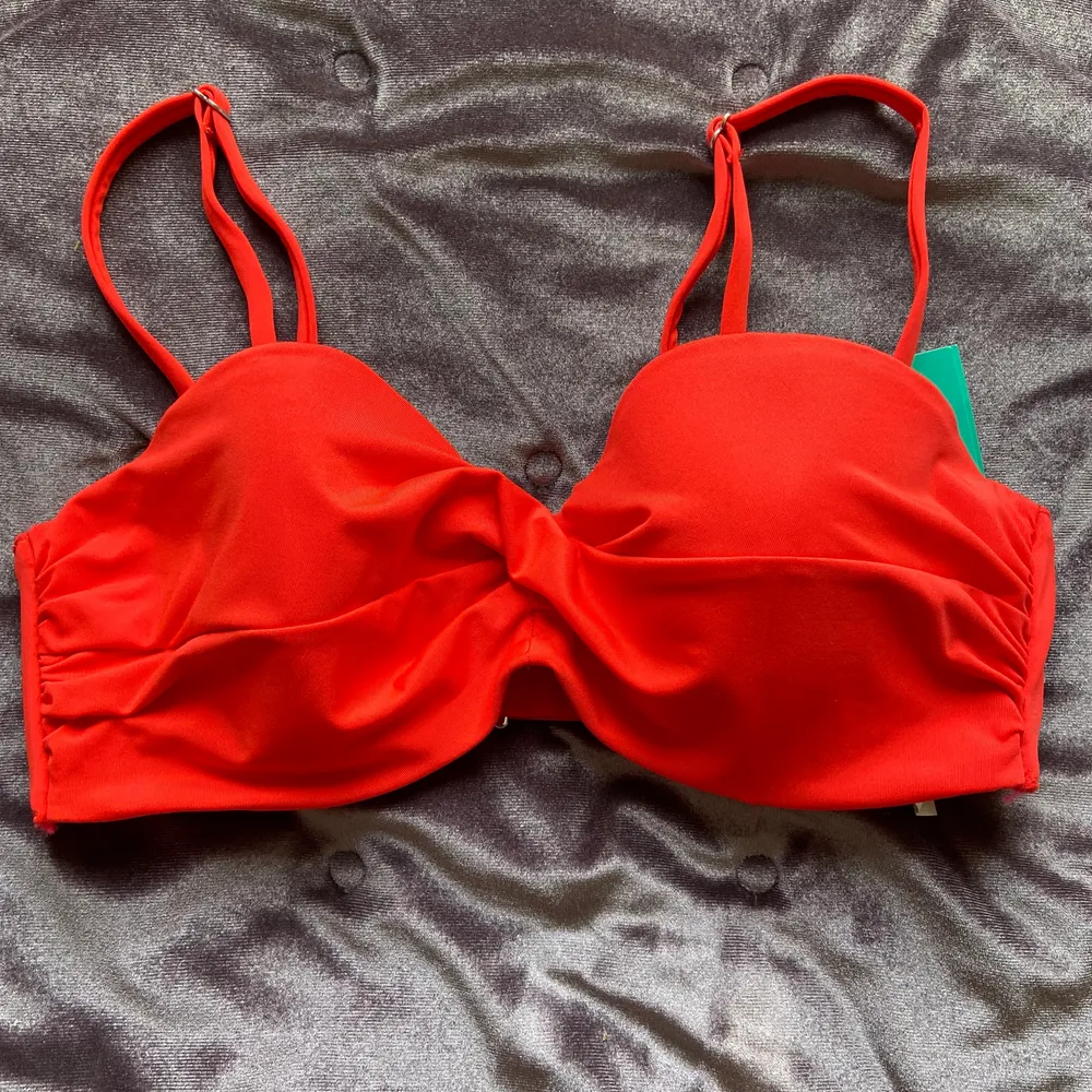 Röd bikinitopp från H&M💖 lappen är kvar, har aldrig använts! Jättefin för sommaren💕. Övrigt.