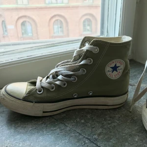 Converse!! - Intresserad av att sälja mina härliga gröna converse då de tyvärr har blivit för små för mig! De är i storlek 36 och är i bra skick, de är använda men inga defekter! Perfekta färgen nu till sommaren!! 