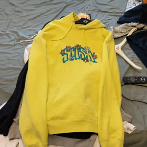 Stussy hoodie - Knappt använd, små defekter som några lösa trådar i en av blommorna. Utöver detta är den fläckfri! Tröjan är storlek XL 