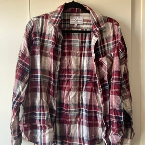 Rutig skjorta - Bekväm rutig skjorta att ha som den är eller med ett linne eller T-shirt. Säljer då den inte längre passar. Den är L men är ganska liten i storleken så jag skulle säga S/M