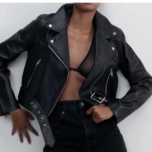 Zara skinnjacka - Säljer nu min populära skinnjacka ifrån zara ! Möts helst upp då det är krångligt att frakta ☺️ Kan mötas i Stockholm eller Nacka !🥰 Kom priv för egna bilder !🙌🏻