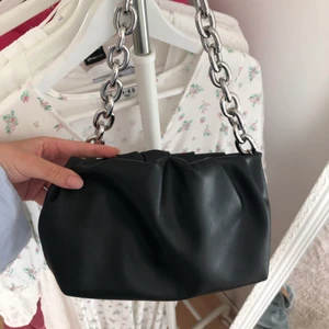 Väska - Väska från hm i skinnimitation. Knappt använd.