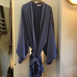 Blå kimono köpt av Ribecka. Endast provad. I nyskick. Strl XS/S men passar mig som är en M. Frakt ingår 