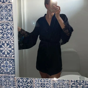 Satin kimono - En satin kimono med spets från Hunkemöller! Helt oanvänd , endast använd för bilden 🖤 strl xs/s - ordinarie pris 499kr