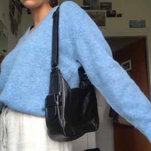 Så snygg väska! - Så snygg skinnväska fyndad secondhand och oanvänd av mig!💞 Superrymlig! Bara att fråga om bild på fack etc önskas!🥰