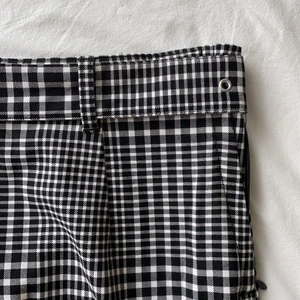 Kjol från H&M - Säljer nu denna slitsnytga toppen från H&M! Säljer endast då den ej kommer till användning! Storlek 34/xs. 40:- INKL frakt!