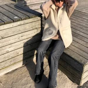 Jeans grå/svarta  - Använda 2ggr och det är på bilderna ovan. Byxorna är vida och raka vilket gör dem snygga i modellen 😍 storlek 34-36 