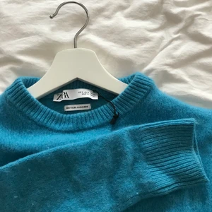 Klarblå kashmir sweater zara - Sjukt fin klarblå stickad tröja från zara🤩 95% återvunnen kashmir och 5% ull, otroligt skön! Storlek S, jag på bilden har vanligtvis xs🥰 Kan hämtas i slussen eller postas!