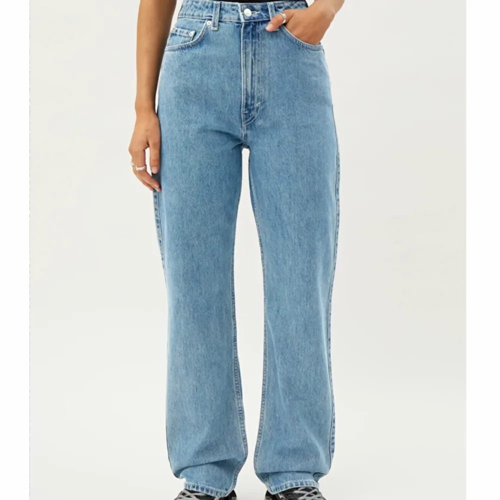 Säljer dessa weekday jeans i modellen Rowe extra high straight jeans.✨❤️ De är jätte snygga men tyvärr lite för små på mig. Jag är 169 cm lång om ni behöver något att utgå från (: köparen betalar frakt!. Jeans & Byxor.