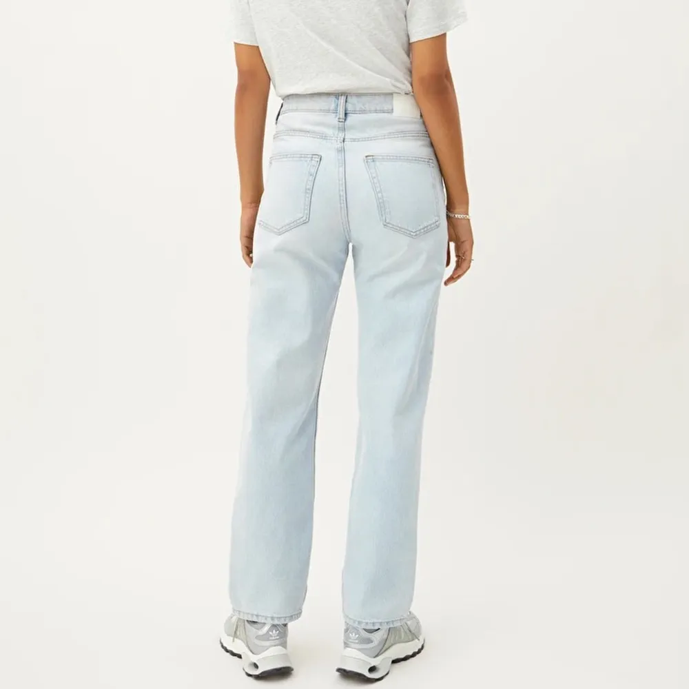 ett par jeans från Weekday Voyage High Straight Jeans Light Blue, storlek W27 L30, är 171 cm. Använt några gånger men fortfarande jättefina. Nypris 500 säljer för 270kr +frakt . Jeans & Byxor.