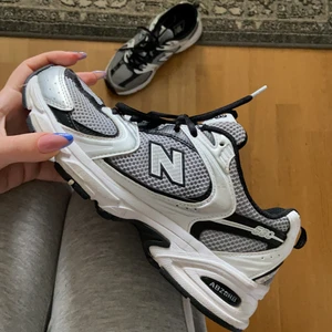 New Balance 530 - Helt nya och oanvända New Balance 530 sneakers i strl 40. Passar till vardags och även till träning, dessutom är de gaaalet snygga och bekväma! Säljer pga fel storlek.