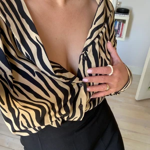Fest blus - Zebramönstrad blus perfekt till middagar, fest, utgång för en mer unik outfit⚡️ storlek S
