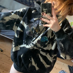 Tiedye hoodie  - En hoodie jag själv har tiedyat! Det står arizona på, supercool men jag använder den inte ofta alls så jag tänkte sälja den istället!🥰 Den är i XL men sitter så på bilden på mig som har M!