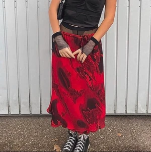 kjol - superfin kjol med coolt mönster. är i bra skick. passar flera storlekar beroende på om man vill ha den hög eller lågmidjat, men finns även ett snöre som går att knyta. + frakt