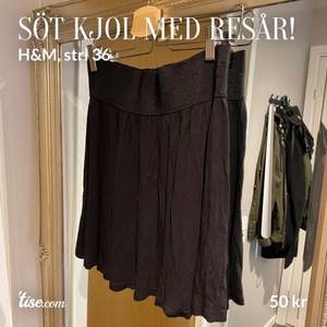Jättesöt, kort kjol i svart med brett resårband i midjan från h&m. Storlek: 36. Skickas för 45 kr 💌