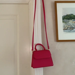 Rosa väska - Super söt liten rosa väska från ginatricot. Kommer tyvärr inte till användning hos mig😊