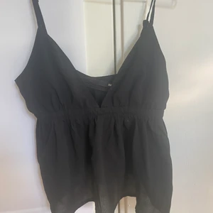 Svart sommar top - Super snyggt svart linne från BikBok , perfekt till sommaren och fest! Det är bara att höra av sig om du har någon fråga😇