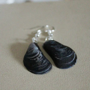 Snäckörhängen  - Finfina snäckörhängen som jag gjort själv!!🌷 Krokarna är nickelfria och självklart noga saniterade innan förpackning. De är även målade med nagellack för lite bättre hållbarhet!🤩 Frakt ingår i priset.