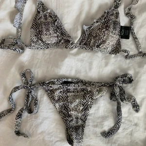 alix the label - bikini - vadderad bikini från alix the label⚡️                                               använd endast en gång                                                        storlek: topp-M underdel-S                                                    nypris: 800