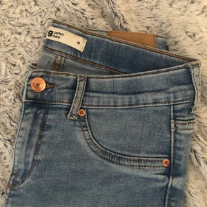 Snygga ljusblåa jeans! - Säljer mina jeans som är knappt använda. Dem är low waisted, alltså precis under naveln. Sitter väldigt fina och formar kroppen.