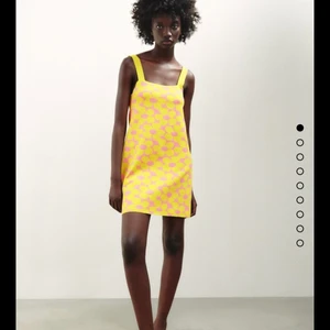 Zara klänning - Endast testad, säljes pga slängt påsen och returetiketten.