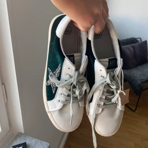 Le temps des cerises sneakers - Riktigt snygga sammetsgröna skor från Le temps de Cerises, skorna är helt oanvända, med lapp kvar och skokartong. Originalpris är 629kr.
