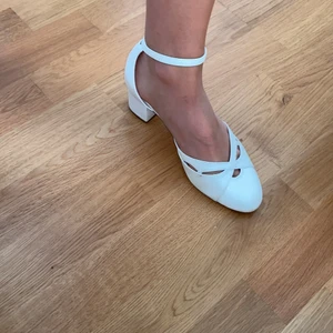 Skor  - Säljer dessa super gulliga och fina skorna! Använda en gång och en fin vit färg:) Stolek 37