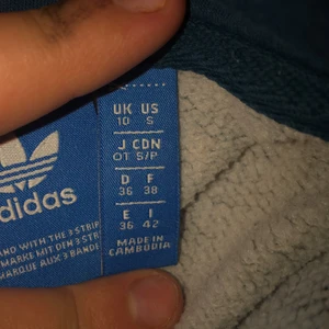 Adidas hoodie - Plagget är änvänt ganska mycket men är ändå i fint skick och sitter super bra
