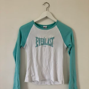 Långärmad tröja från Everlast - En långärmad tröja i lite retro/college-stil. Supersnygg till tex en vit tenniskjol! 