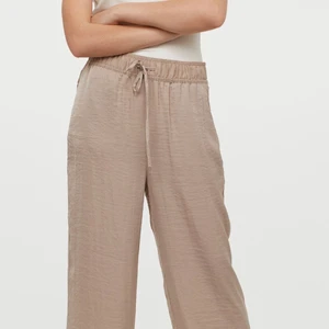 Snygga byxor - Säljer dessa super snygga siden/linne liknande byxorna. Super bra skick då ja bara använt dem en gång. Storlek Xs men passar mig som annars har S. Slutsålda i storleken på H&m!! Säljer för 150 eller högsta bud. Är 162 lång och är ner till fötterna på mig.