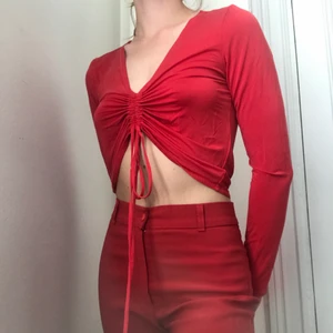 Röd topp  - Topp från & other stories i rött mjukt och stretchigt matteial. Justerbar snörning framtill!