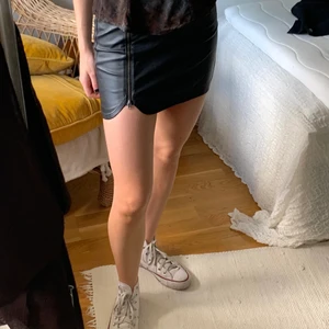 kjol i läderimitation - cool kjol i läderimitation med dragkedja som går att dra upp fullt! mitt höftmått är 89cm!❤️
