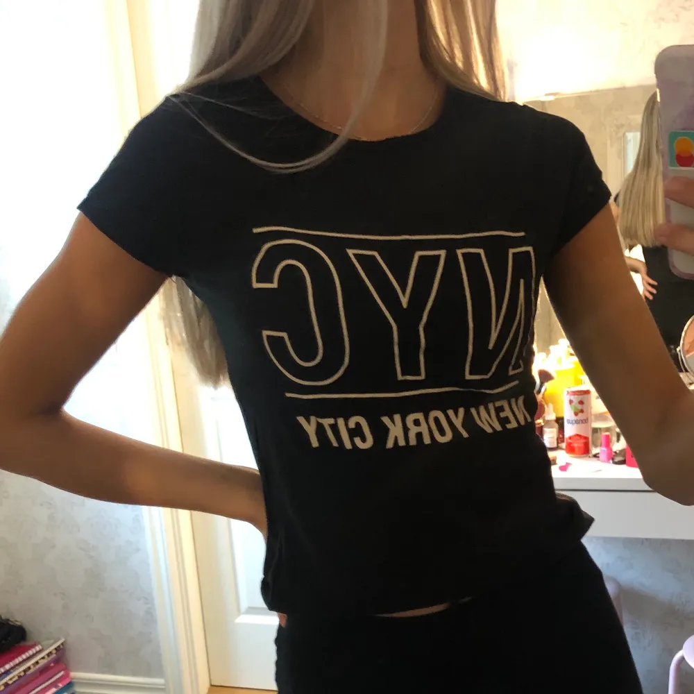 Fin t-shirt med tryck i storlek xs🥰 . T-shirts.