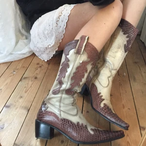 Cowboy boots gjorda i Italien  - Fönderar på att sälja dessa underbara cowboy bootsen men är inte 100% en!! Dem är i fint skick förutom under klacken där den finns hål men inget som märks när man går! Köpta här på Plick av en underbar person, men det kommer ej till så mycket användning:/ gjorda i Italien! 