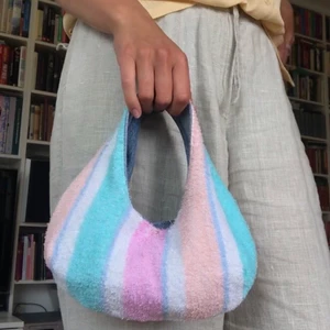 Så söt mini-väska! - Så gullig liten väska i frotté och jeans som jag har sytt själv!🥰 Inte helt perfekt - därav priset, men inte mindre söt för det! Väldigt liten men rymmer absolut mobil, nycklar, hörlurar och diverse småprylar😁💞 Försluts med tryckknapp!