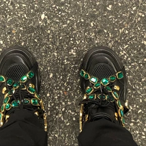 Versatile sneakers ⚡️ - Sneakers med ”stenar” går att plocka på och av. Skorna är i storlek 37, men skulle snarare säga att de är en 38. Skorna behöver dammas av annars är de inte i speciellt använt skick då de tyvärr är för stora för mig. Köpa på Zalando. Kan skicka fler bilder! 🌸