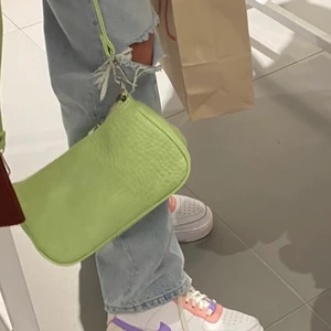 Baguette väska  - Säljer denna super söta väska då den ej kommer till användning ☹️ köpte den för 300kr, säljer nu den för 150kr❤️