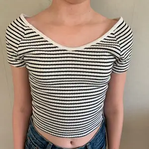 Randig cropped top från Cubus. Storlek S. Knappt använd i bra skick. Köpare betalar för frakt