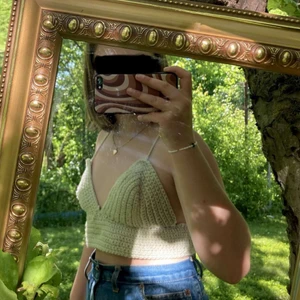 Virkar topp - Hej nu säljer jag min virkade linne/topp. Jätte fin till nästan allt. Hör av dig om du vill ha mer bilder eller annat. Motten på bild nr 2 är inte exakta 🫐🌸🌈