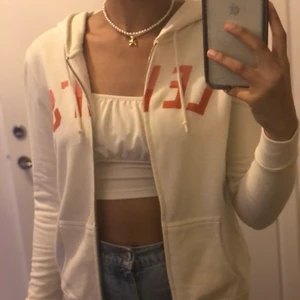 Levis hoodie - Vit Levis hoodie med dragkedja i storlek s. !köparen står för frakten!