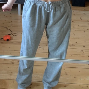 Oversized mjukisbyxor - Oversized mjukisbyxor, sjukt sköna och snygga! Dessa är väl använda och säljer dem därflr väldigt billigt, men de ser fortfarande lika snygga ut!😍 är 171!🥰