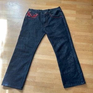 Bandana jeans - Bandana jeans i väldigt bra skick. Märket är DELF TRADING, INC. INPERIOUS 