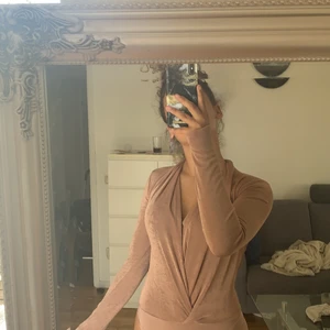 Superfin skimrig body - Perfekt till fest eller annan uppklädnadsaktivitet! Superskön och formar kroppen väldigt fint. Den är tajt men stretchig så den blir inte så urringad som det ser ut när den inte sitter på.