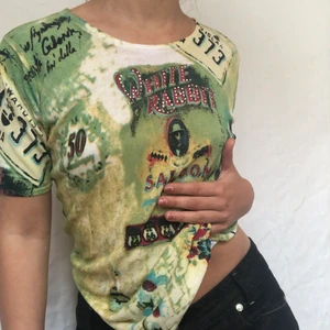 Mönstrad tshirt - Cool T-shirt med unikt tryck. Gott skick. Sjukt ball och kan kläs till att passa alla olika stilar. Även jeansen är till salu! Köpare står för frakt. Visas på en m/s. Högsta bud 360krr. Avslutas 29/6 tisdag  21:00 