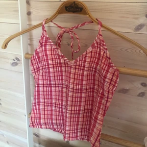 Rutig halterneck topp - Så himla söt halterneck topp från hm i storlek 34. Färgen är som på andra bilden. I nyskick! Bud är bindande