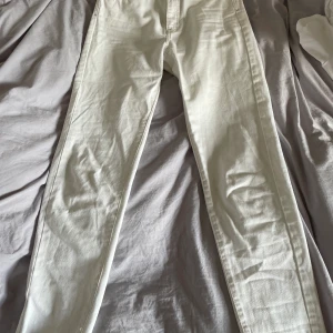 Jeans - Vita jeans från gina, mom modell. (Pris kan diskuteras)