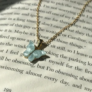 Ljusblå fjärils halsband - Ljusblå fjärils halsband, nickelfri ✨