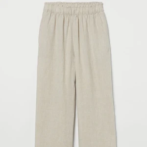 Linnebyxor H&M  - Nya oanvända linnebyxor från H&M i storlek S, de var tyvärr för småa för mig.. Modellen på bilden är 177cm lång och för henne är de croppade men för mig som är 165 var de ner till foten. Nypris 299kr