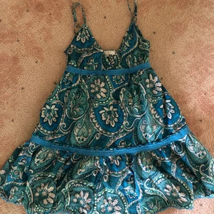 Mönstrad Klänning  - Mönstrad klänning från new yorker, bud på 150 slutar tisdag 14:00