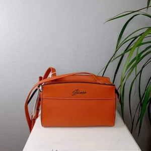 NY Guess Väska - Hej jag säljer min helt nya Guess Väska med prislapp på och med dustbag. 🌸